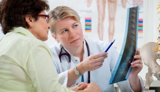 arst uurib seljavalude suhtes röntgenikiirgust